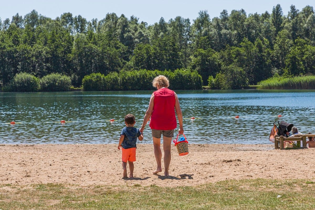 Vrouw met kind bij natuurwater