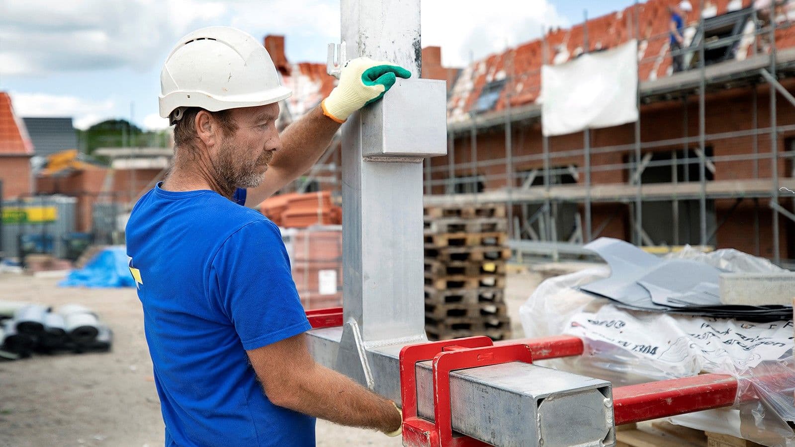 Bouwvakker met witte helm