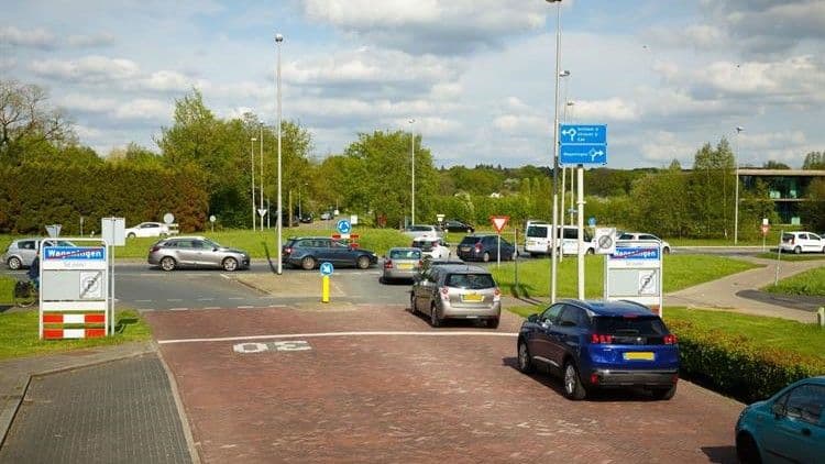 kruispunt met verkeer